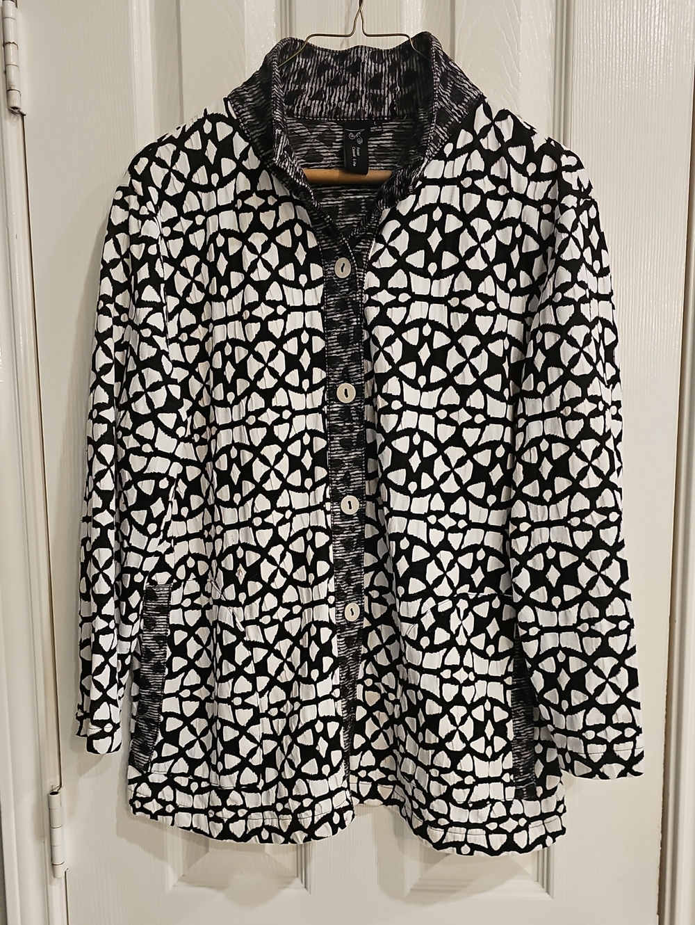 Women’s L Focus Casual Life Black & White Geometric Button-Front Shirt Jacket